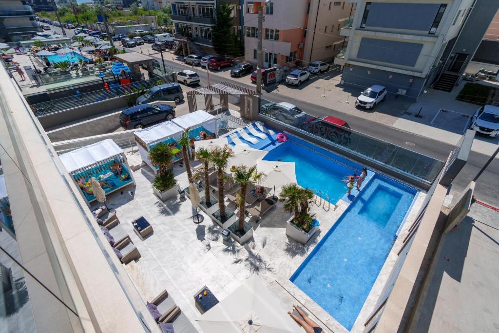 Hotel Kalya Năvodari — piscină și fațadă
