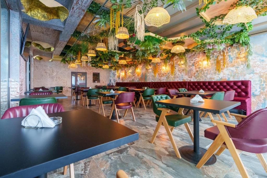 Restaurant — interior cu banchetă