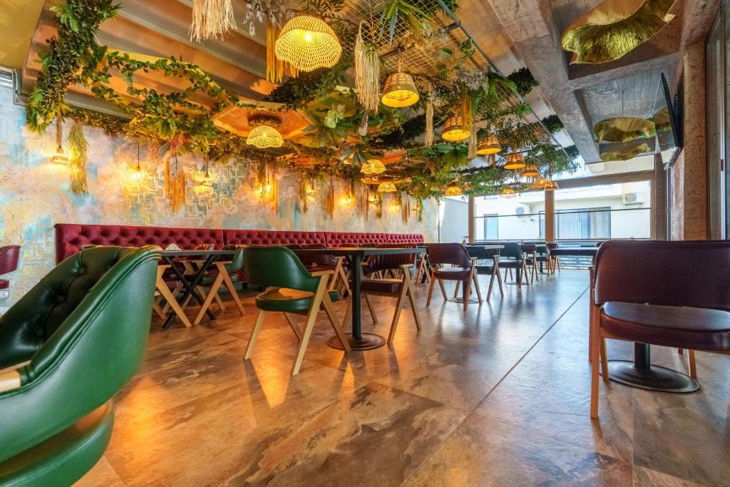 Restaurant — terasă cu decor verde
