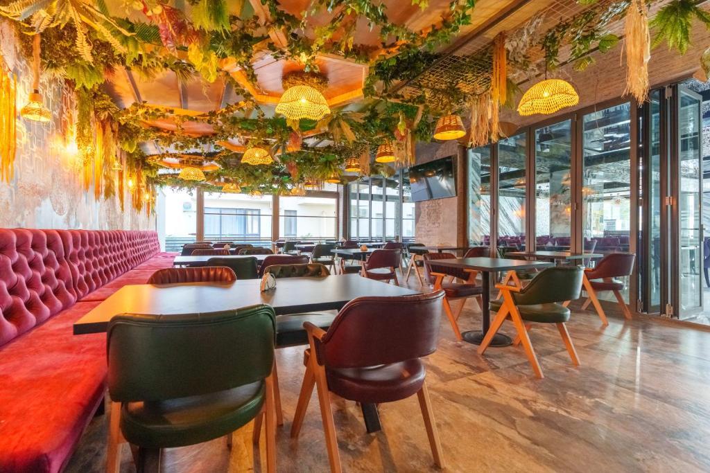 Restaurant Kalya — interior tropical